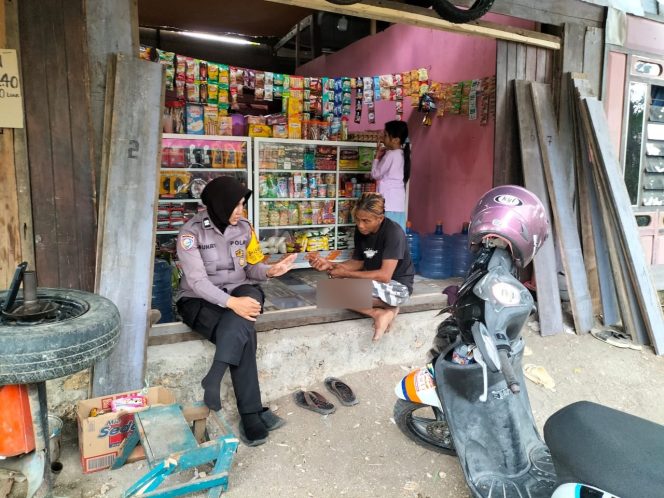
 Berbagi Informasi, Cara Bhabinkamtibmas ini Membangun Suasana Kondusif Saat Sambang Desa