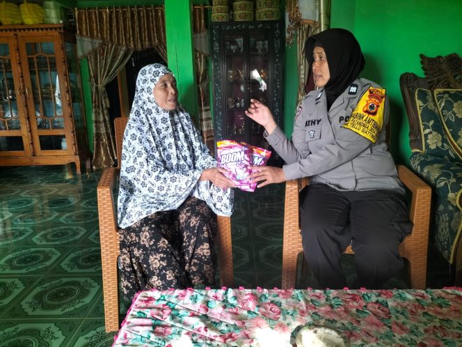 
 Jalin Kedekatan, Ibu Bhabin ini Imbau Warga Untuk Menjaga Kamtibmas