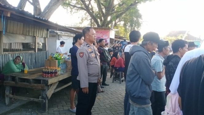 
 Personil Polsek Tellu Siattinge Wujudkan Rasa Aman, Kawal Sepak Bola
