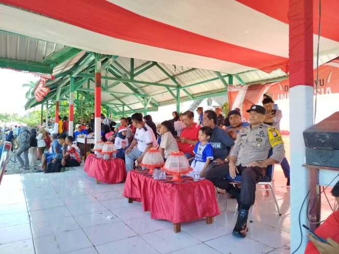 
 Personil Polsek Tellu Siattinge Hadir Memberikan Rasa Aman Dalam Sepak Bola di Lapangan Tokaseng