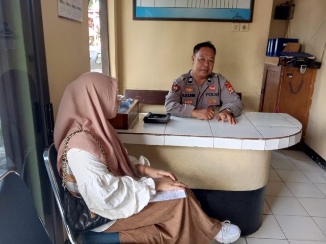 
 KA SPKT Polsek Tellu Siattinge Berikan Pelayanan Kepada Warga yang Mengadu di Polsek Tellu Siattinge