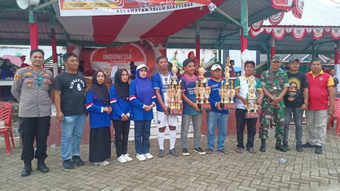 
 Turnamen Sepak Bola Selesai, Kapolsek Tellu Siattinge Hadiri Pertandingan Final dan Penutupan
