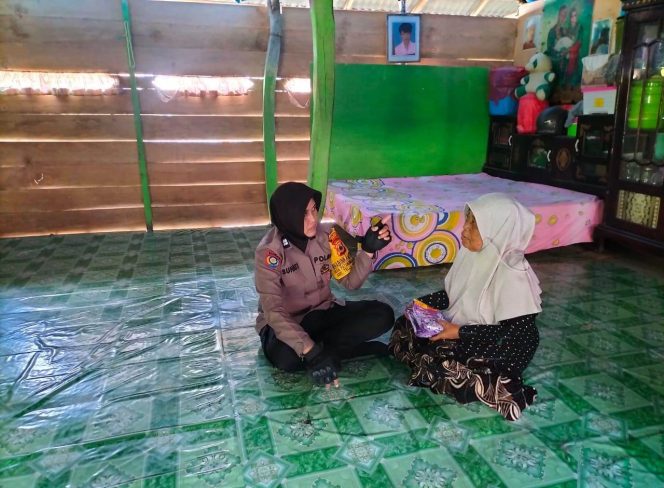 
 Berkomitmen Menjaga Keamanan, Bhabinkamtibmas ini Sambang Lingkungan Pedesaan