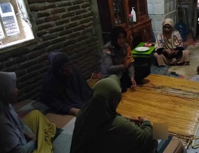 
 Meningkatkan Keamanan Lingkungan, Aiptu Suhati Rutin Lakukan Sambang Desa