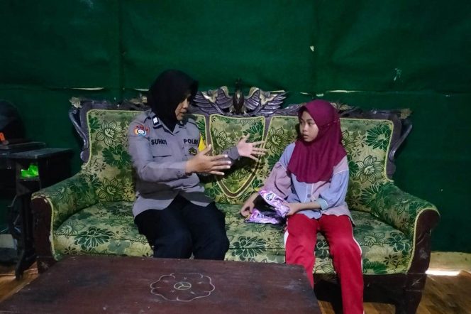
 Sambang Desa, Aiptu Suhati Ingatkan Warga Tentang Bahaya Pergaulan