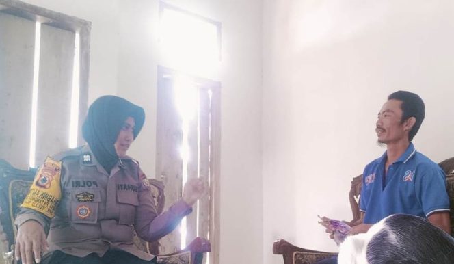 
 Menemui Warga Saat Sambang Desa, Aiptu Suhati Berbagi Informasi Kamtibmas