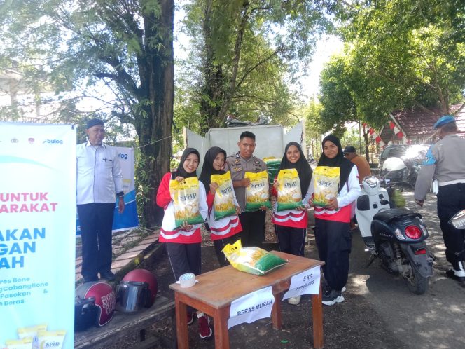 
 Polsek Sibulue Gelar Pasar Murah untuk Masyarakat di Pasar Pattiro Bajo