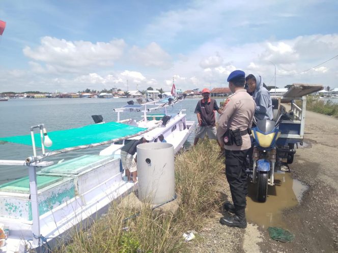 
 Personel Satpolairud Polres Bone Lakukan Pantauan Aktivitas Nelayan Di PPI Lonrae