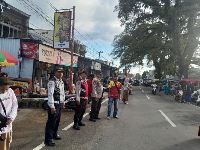 
 Kanit Samapta Polsek Ulaweng Pimpin Pengaturan Kendaraan di Pasar Tradisional Tacipi