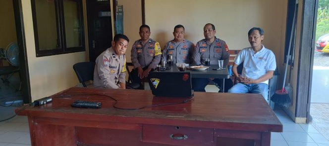 
 Kapolsek Ponre mengikuti rapat koordinasi dalam rangka kelancaran implementasi program ketahanan pangan Polda Sulsel melalui zoom meeting