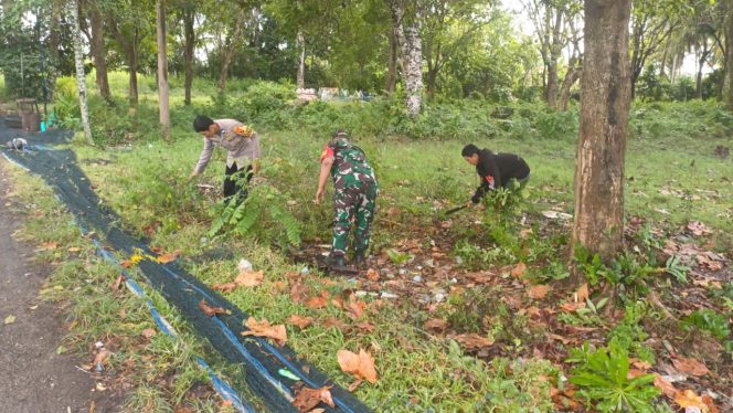 
 Bhabinkamtibmas Terjun Langsung  Kerja Bakti Bersama Warga Bajoe