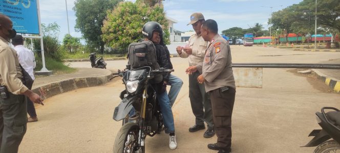 
 Dampingi Karyawan Kapal, Personil Polsek Lakukan Pemeriksaan Kendaraan 
