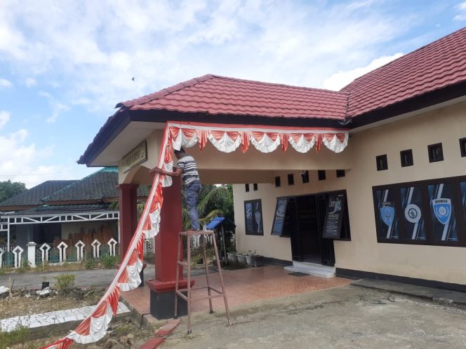 
 Polsek Ulaweng Percantik Kantor dengan Umbul-Umbul Sambut HUT RI ke-80