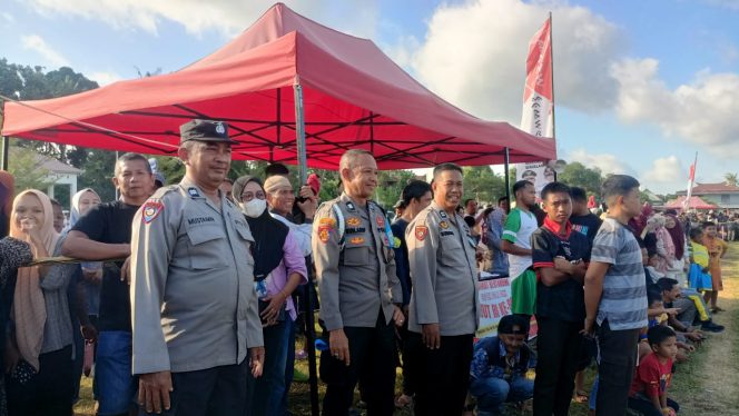 
 Anggota Polsek Ulaweng Lakukan Pengamanan Turnamen Sepakbola Mini Antar Sekolah Dasar