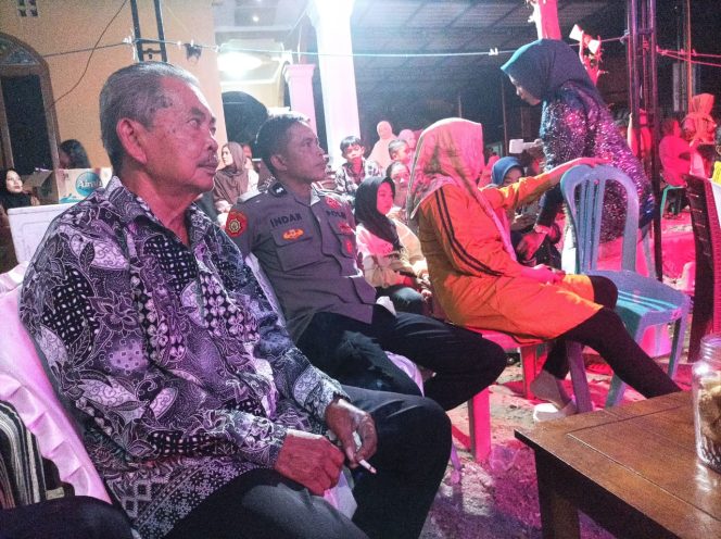 
 ‎Personil Polsek Palakka Monitoring Pesta Pernikahan di Desa Usa Demi Terwujudnya Keamanan  ‎