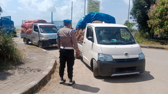 
 Pastikan Situasi Kondusif Sebelum Keberangkatan Kapal, Personil Lakukan Pengamanan