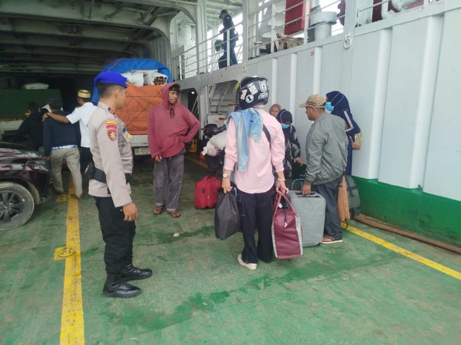 
 Temui Penumpang Ferry, Personel Satpolairud Polres Bone Beri Himbauan Ini