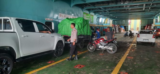 
 Pastikan Situasi Kondusif Sebelum Keberangkatan Kapal, Personil Lakukan Pengamanan