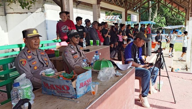 
 ‎Kapolsek Cenrana Pimpin Anggotanya Lakukan Pengamanan Pertandingan Sepak bola
