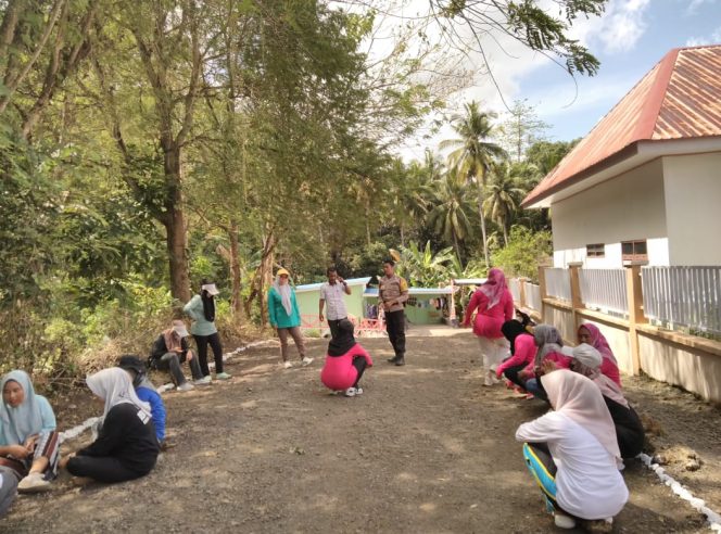 
 Bhabinkamtibmas Polsek Ponre bersama ibu PKK kecamatan gelar aksi bersih-bersih