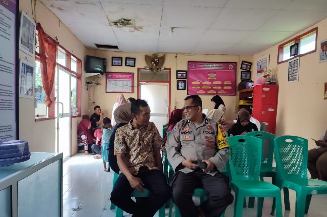 
 ‎Bhabinkamtibmas Polsek Cenrana Sambangi Warga Di Kantor Desa, Sampaikan Imbauan Kamtibmas