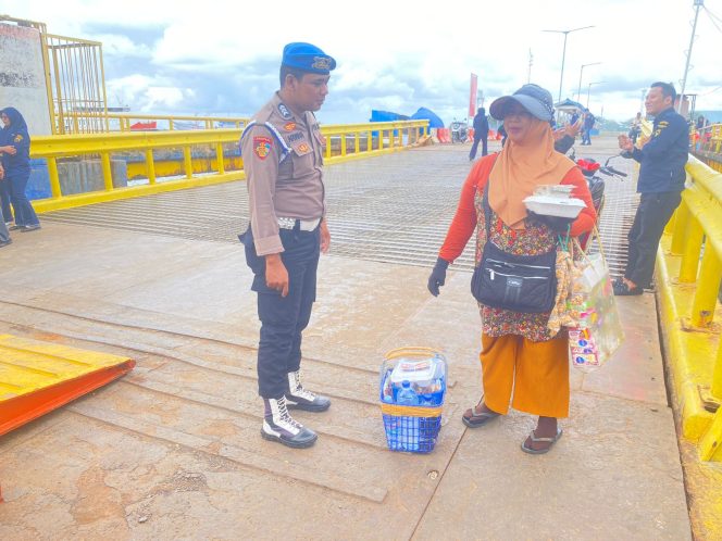 
 Temui Penumpang dan Pedagang, Pastikan Situasi Kondusif Sebelum Keberangkatan Kapal