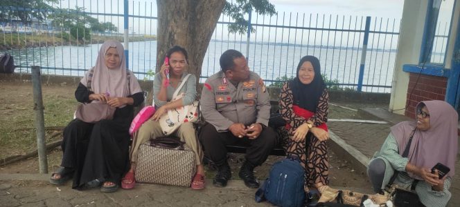
 Dampingi Karyawan Kapal, Personil Polsek Lakukan Pemeriksaan Kendaraan