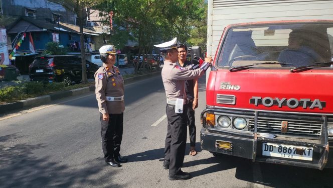 
 Ditlantas Polda Sulsel Bagikan Bendera Merah Putih Sambut HUT ke-80 RI