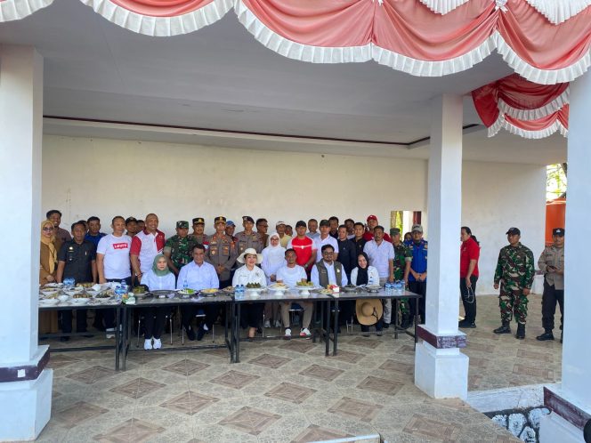 
 Kapolsek Ponre bersama anggota laksanakan pengamanan kunjungan menteri pertanian RI dikampung halamannya