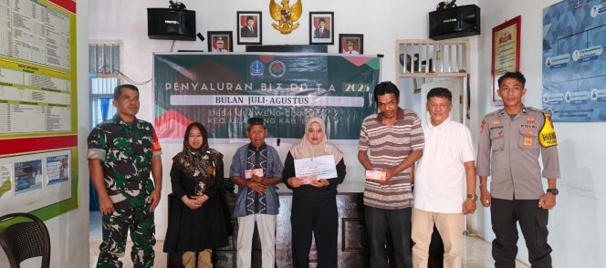 
 BHABINKAMTIBMAS HADIRI PENYALURAN BANTUAN DANA DESA DI KANTOR DESA ULAWENG CINNONG