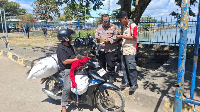 
 Dampingi Karyawan Kapal, Personil Polsek Lakukan Pemeriksaan Kendaraan