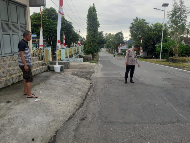
 KA SPKT Polsek Ulaweng Datangi TKP Laka Lantas Libatkan Dua Sepeda Motor