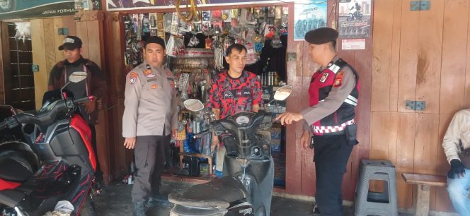 
 ‎Personel Polsek Cenrana Gencarkan Patroli, Ajak Warga Aktif Jaga Keamanan
