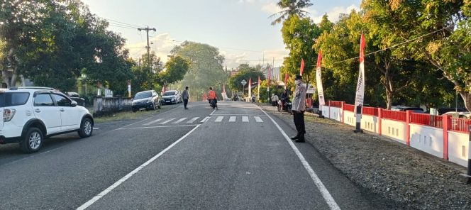 
 Personil Polsek Ponre laksanakan pengamanan upacara hari Pramuka ke-64 Tingkat kabupaten didesa mappesangka kecamatan Ponre