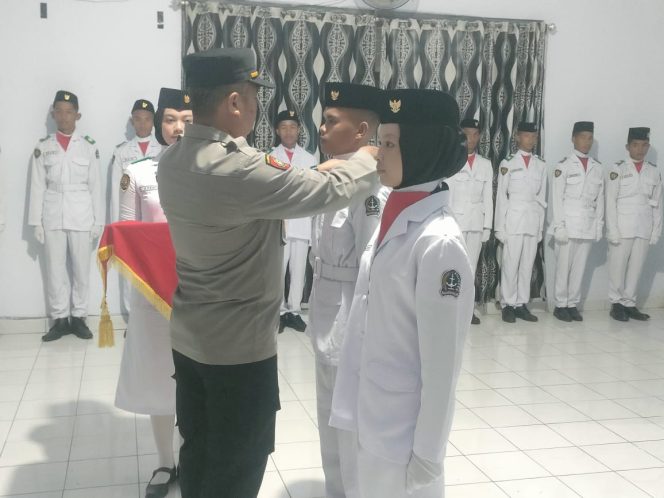 
 Kapolsek Ponre bertindak selaku pembina upacara pengukuhan paskibraka tingkat kecamatan