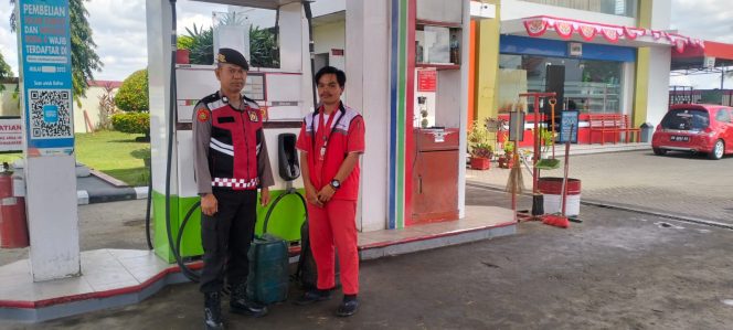
 Kanit Sabhara Polsek Mare Pantau SPBU, Pastikan Penyaluran BBM Berjalan Lancar