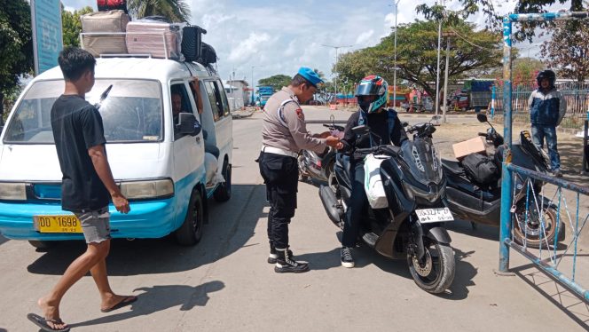
 Periksa Administrasi Kendaraan, Cegah Muatan Illegal Dalam Kapal