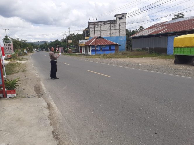 
 Personel Polsek Ulaweng dan Sat Lantas Polres Bone Tangani Kecelakaan Lalu Lintas Antara Mobil dan Motor