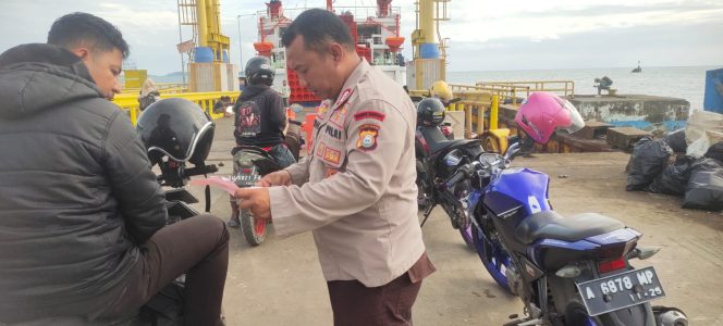 
 Keberangkatan Kapal, Personil Lakukan Pelayanan Dan Pengamanan