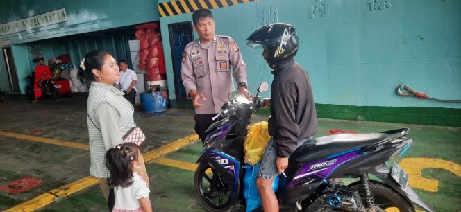 
 Pastikan Situasi Kondusif Sebelum Keberangkatan Kapal, Personil Lakukan Pengamanan
