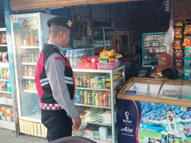 
 Hunting Patroli Polsek Pelabuhan Bajoe, Temui Pemilik Warung Di Pelabuhan Berikan Pesan Kamtibmas