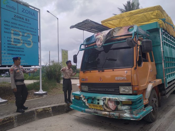 
 Anggota Satpolairud Polres Bone Rutin Lakukan Pengamanan Setiap Aktivitas Penyeberangan Di Dermaga Pelabuhan Bajoe