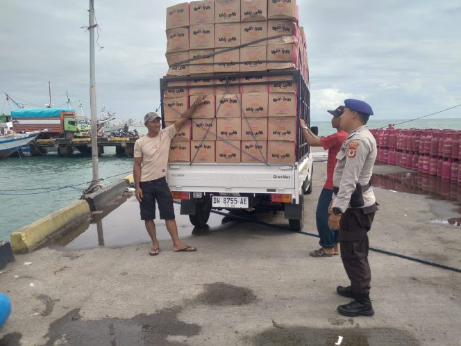 
 Kapal Barang Yang Melakukan Aktivitas Pemuatan Di Pelabuhan Rakyat Bajoe Di Periksa Personil Satpolairud Polres Bone