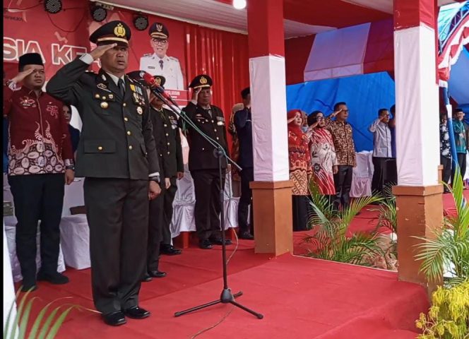 
 Kapolsek Awangpone Selaku Inspektur Upacara Penurunan Bendera Merah Putih Peringatan HUT ke-80 RI di Kecamatan Awangpone