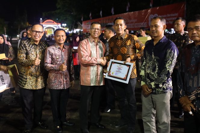 
 Kapolsek Awangpone Raih Penghargaan dalam Lomba Kebersihan Pemerintah Kabupaten Bone