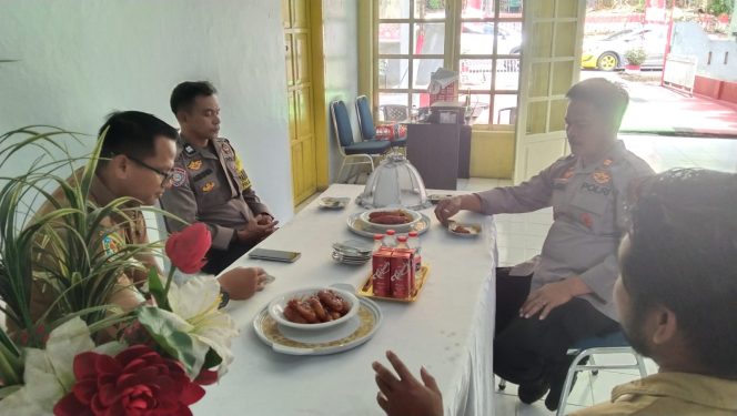 
 Patroli Dialogis, Kapolsek Ulaweng Imbau Warga Jaga Lingkungan Dan Beri Pesan Pesan Kamtibmas
