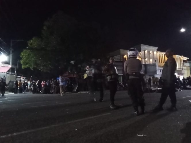
 Personil Polsek Awangpone Turut Serta Dalam Pengamanan Aksi Unjuk Rasa di Kabupaten Bone