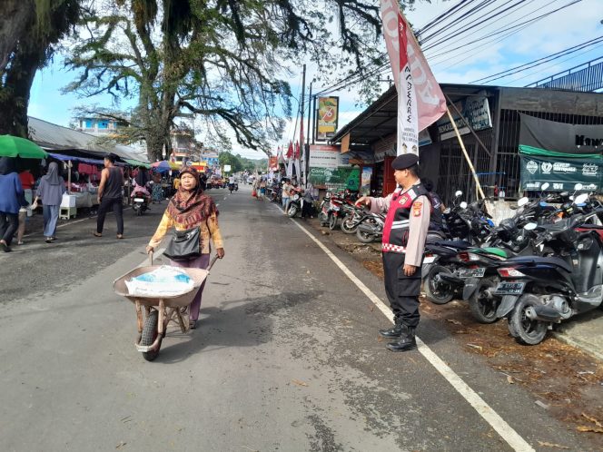 
 Kanit Samapta Polsek Ulaweng Lakukan Pengaturan  di Pasar Tradisional Tacipi