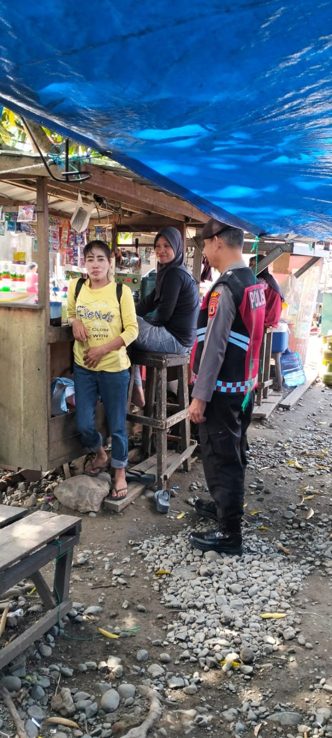 
 Kanit Samapta Polsek Mare Sambangi Pedagang di Pasar Mare, Sampaikan Pesan Kamtibmas