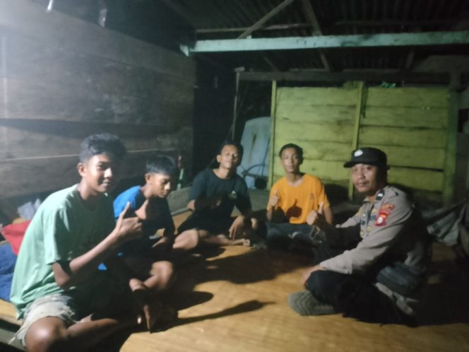 
 Bhabinkamtibmas Desa Latekko Laksanakan Pembinaan Sat Kamling di Pos Sat Kamling Dusun Latekko